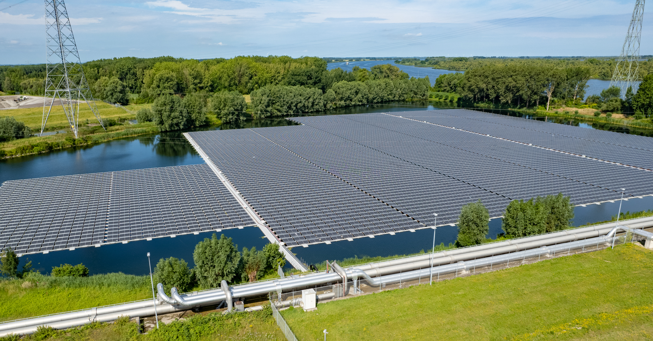 13.400 Solarmodule auf einem See: RWE nimmt ihre erste schwimmende Photovoltaikanlage in Betrieb